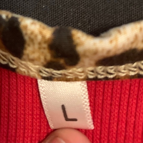 Yesstyle  short sleeve leopard print heart motif crop top. - Picture 3 of 3